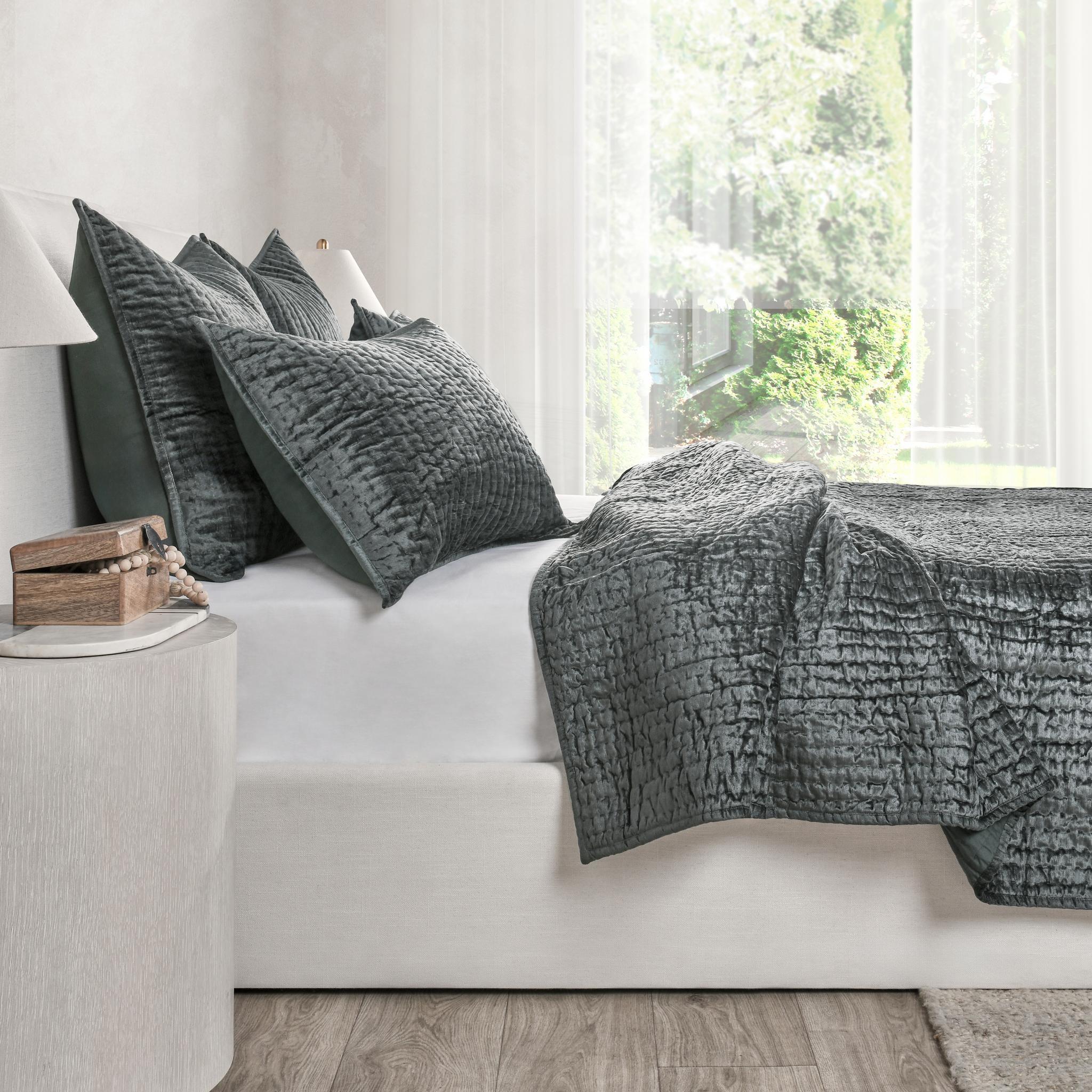 Classic Home Bari Velvet Quilt Set - Image 4